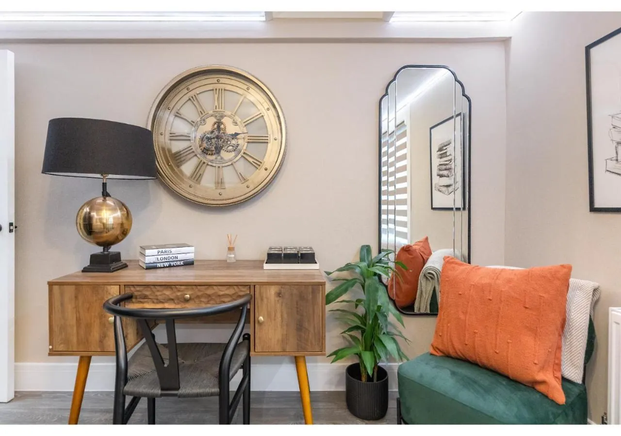 Modern London 3-Bedroom Flat