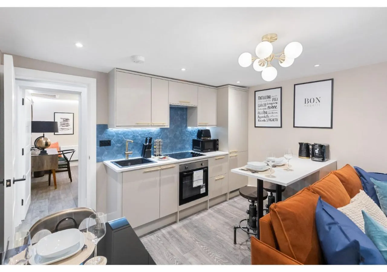 Modern London 3-Bedroom Flat