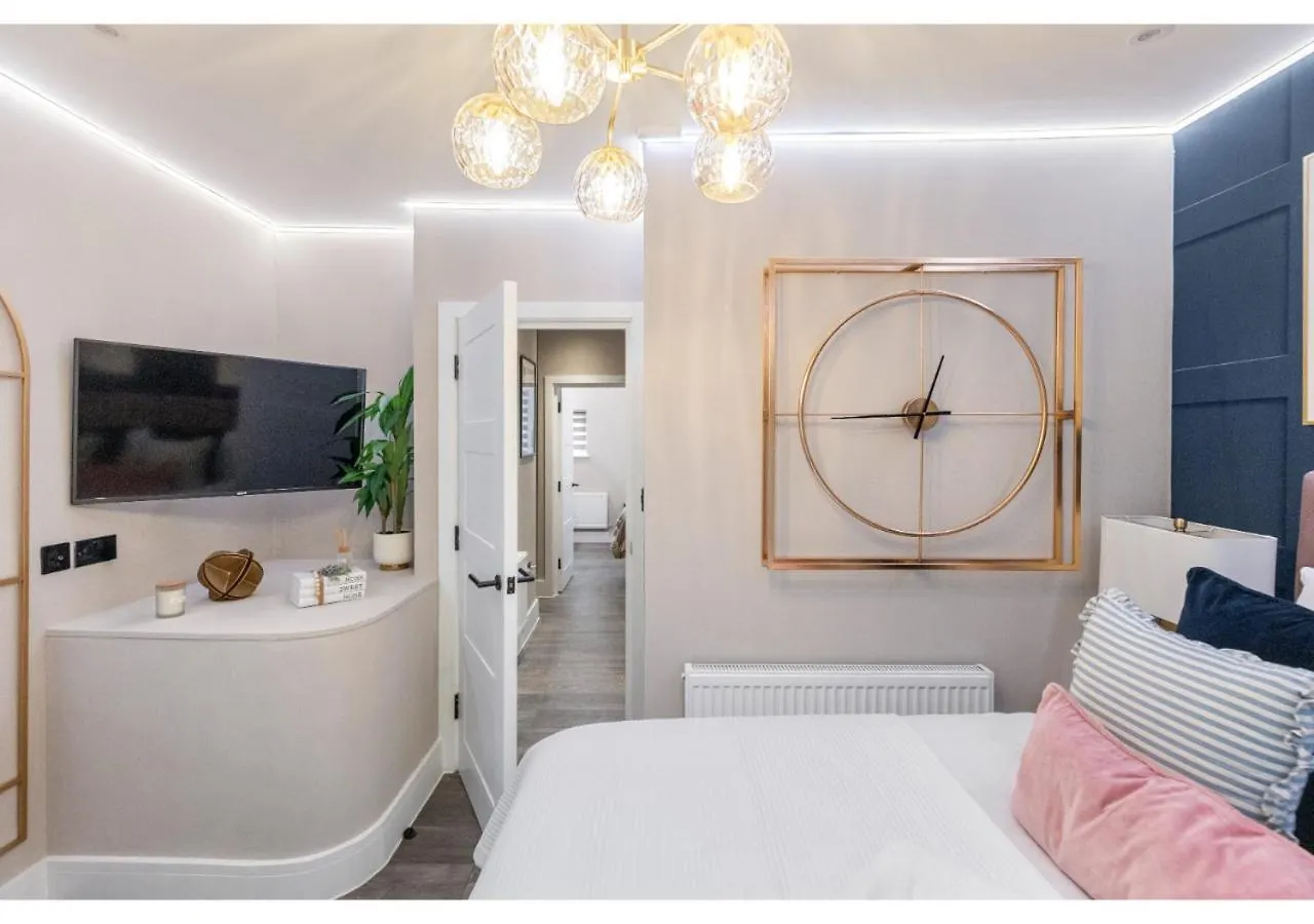 Modern London 3-Bedroom Flat 0*,