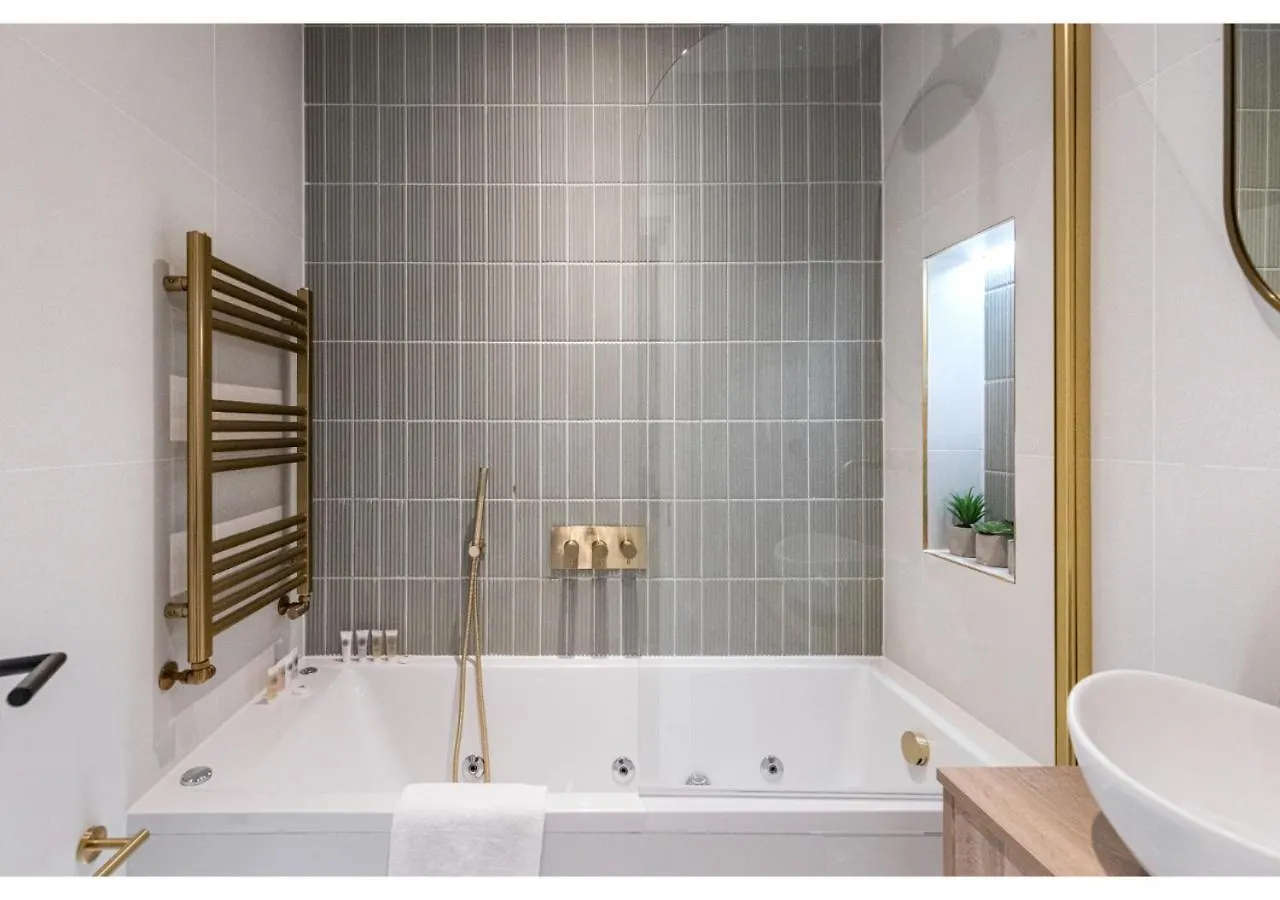 Modern London 3-Bedroom Flat Apartment