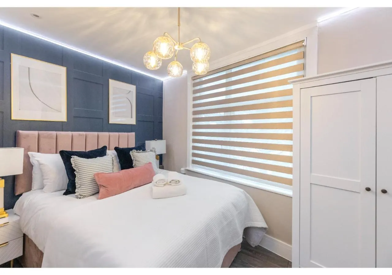 Modern London 3-Bedroom Flat United Kingdom