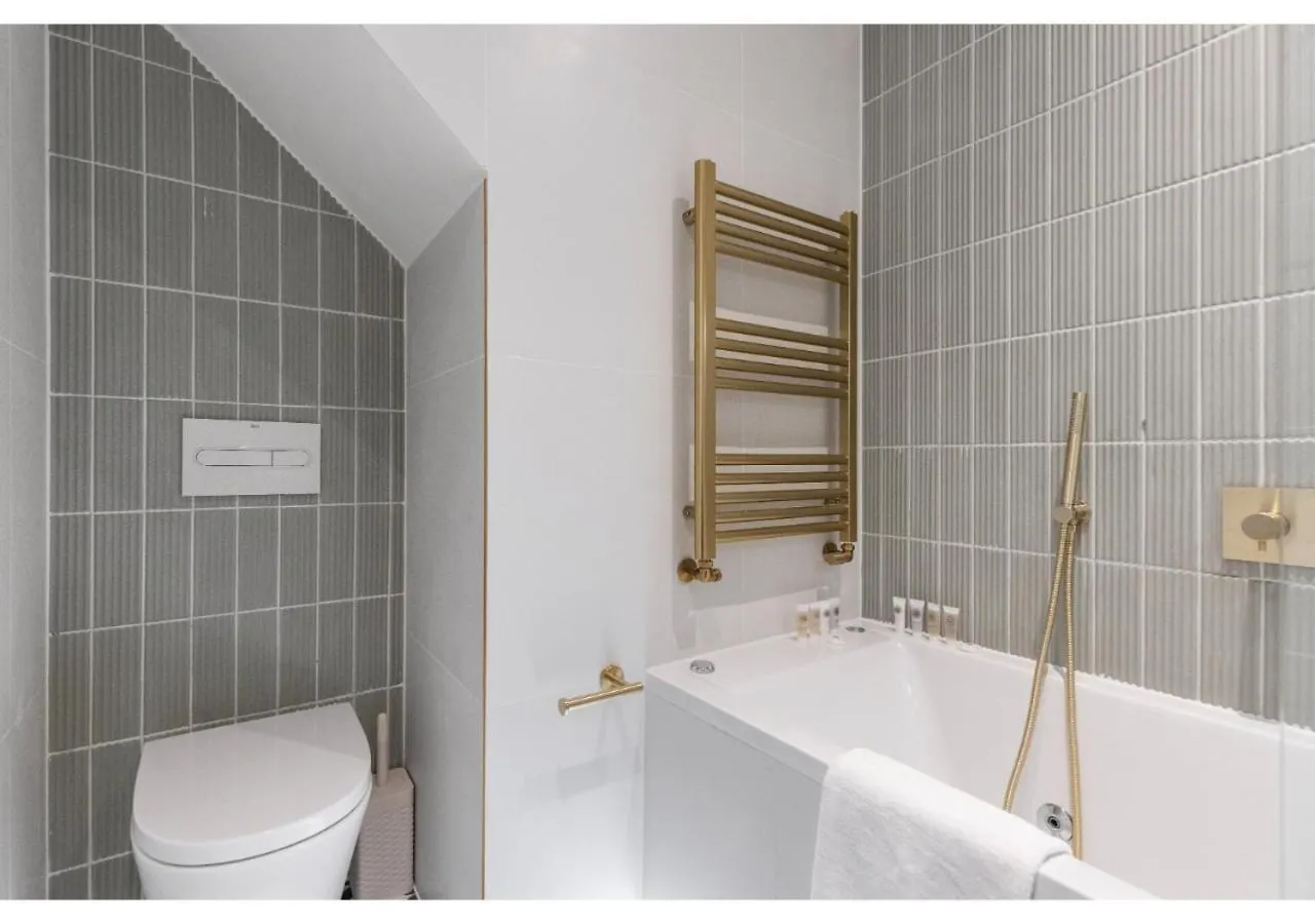 Modern London 3-Bedroom Flat