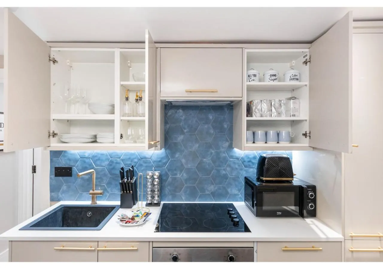 Modern London 3-Bedroom Flat 0*,  United Kingdom