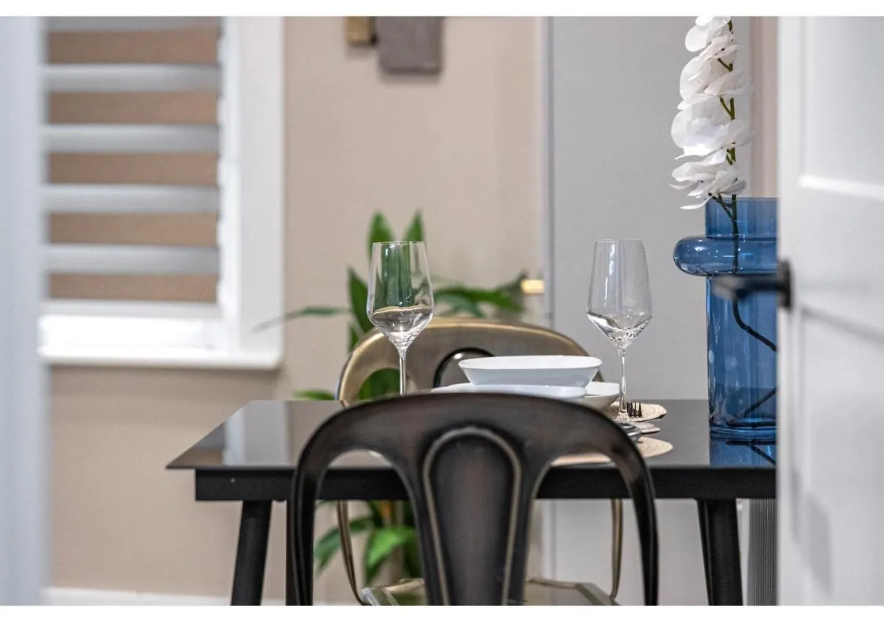 Modern London 3-Bedroom Flat 0*,  United Kingdom