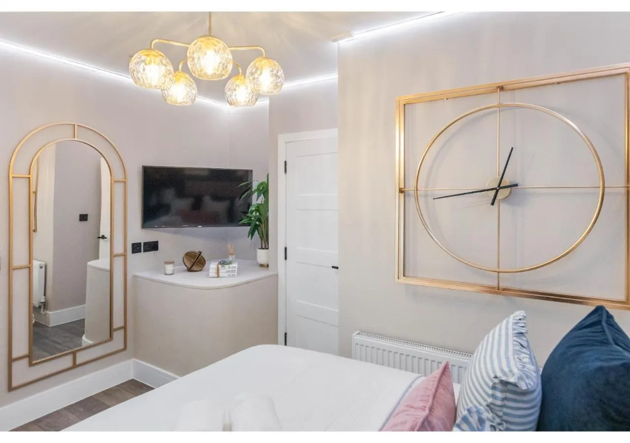 Apartment Modern London 3-Bedroom Flat