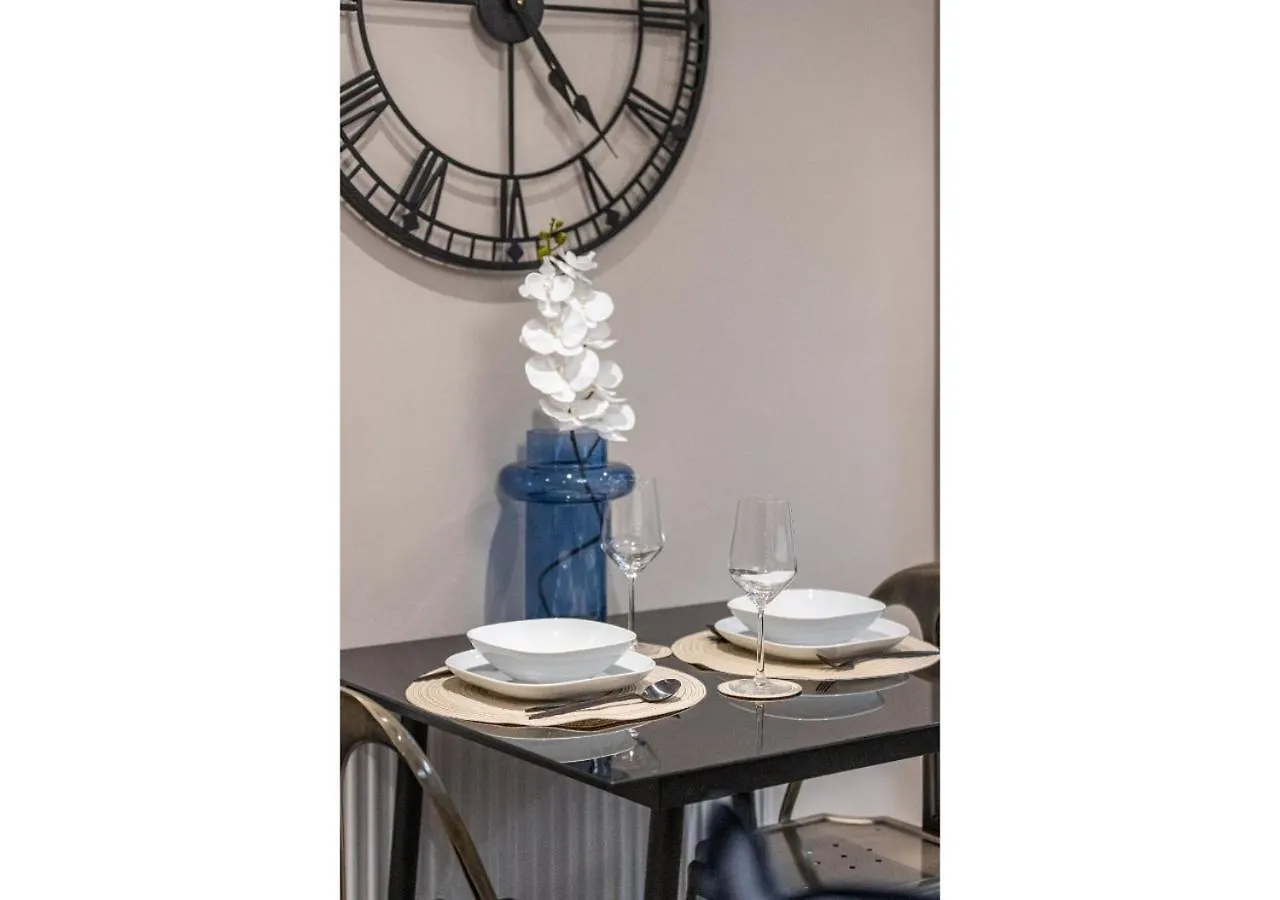Modern London 3-Bedroom Flat Apartment