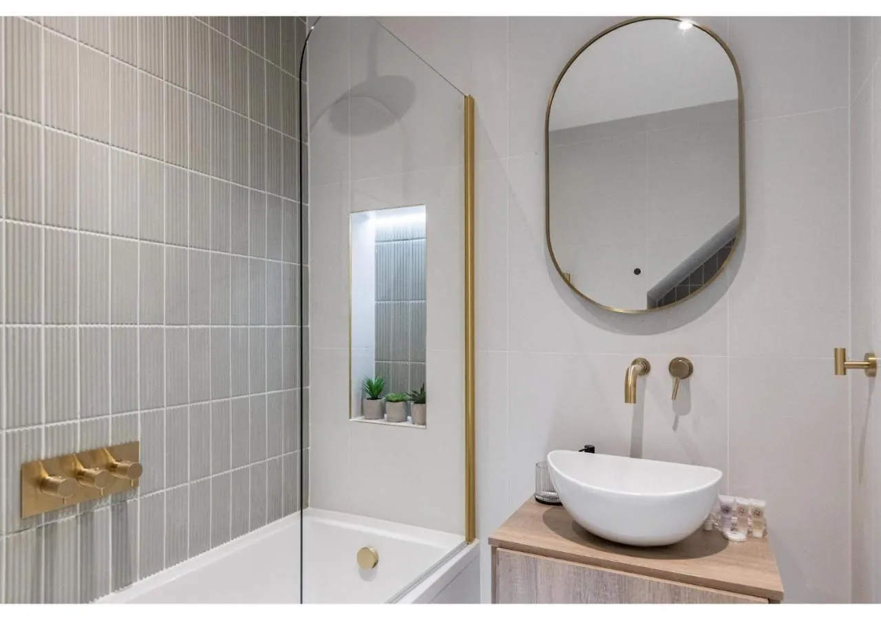 Modern London 3-Bedroom Flat 0*,  United Kingdom