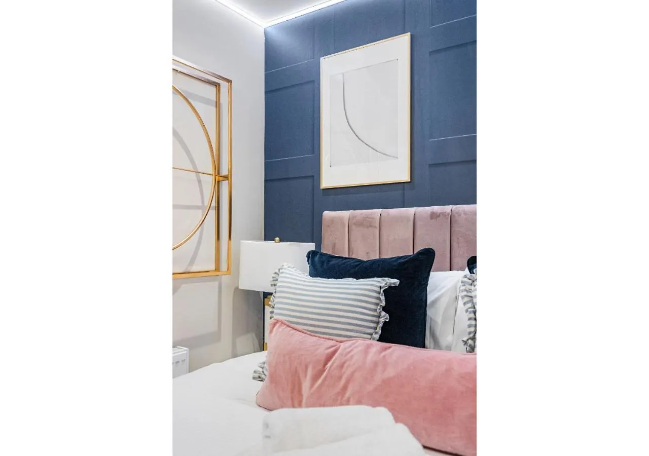 Modern London 3-Bedroom Flat 0*,  United Kingdom